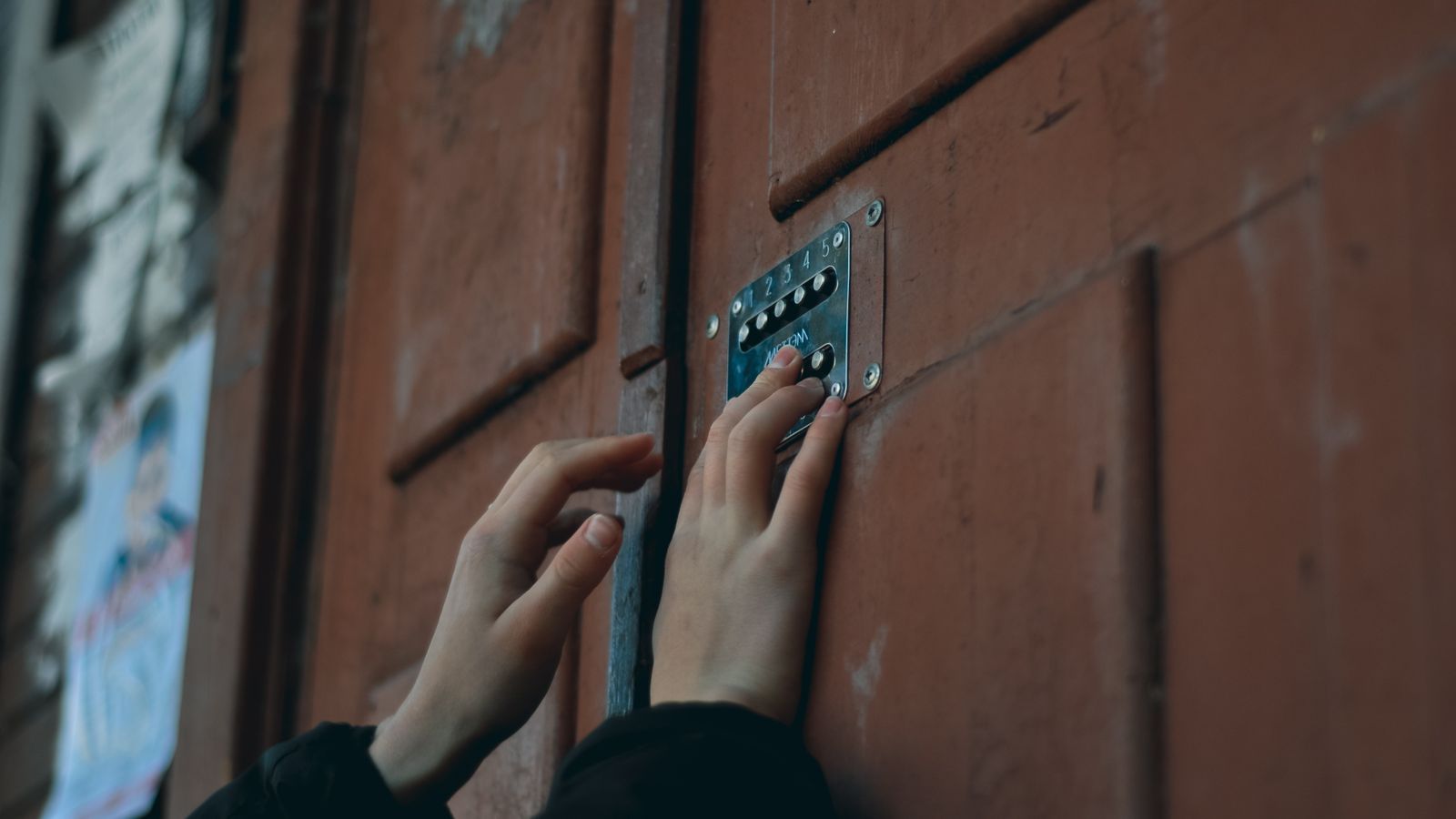 Draadloze deurbeveiliging zonder bekabeling bij een woningentree