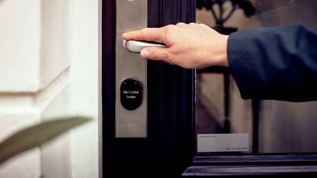 Beveiligde voordeur als toepassing voor een magneetcontact op deur of raam
