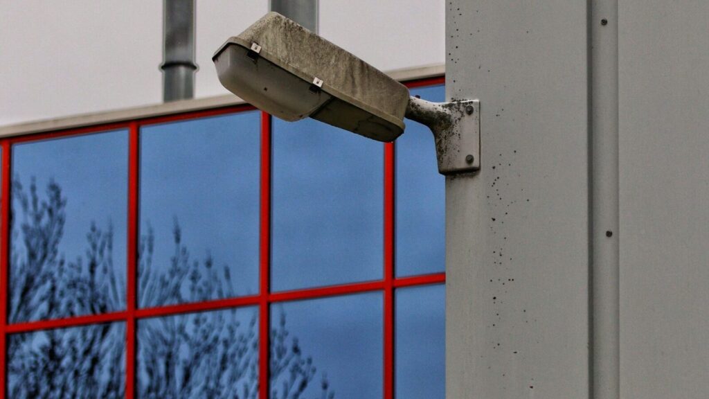 Beveiligingscamera bij bedrijfspand voor inbraakpreventie