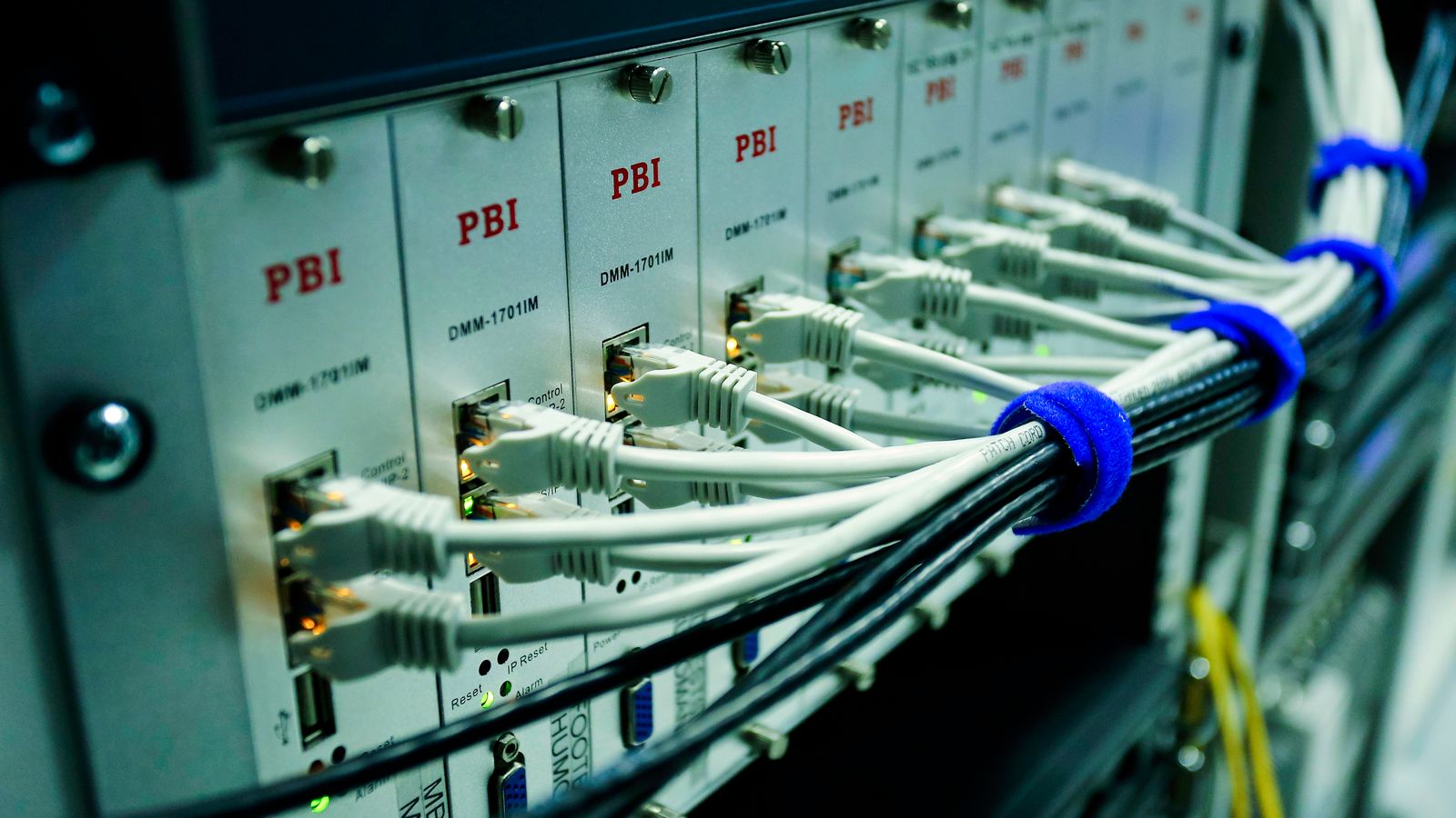 Netwerkswitch met ethernetkabels voor PoE beveiligingscamera’s