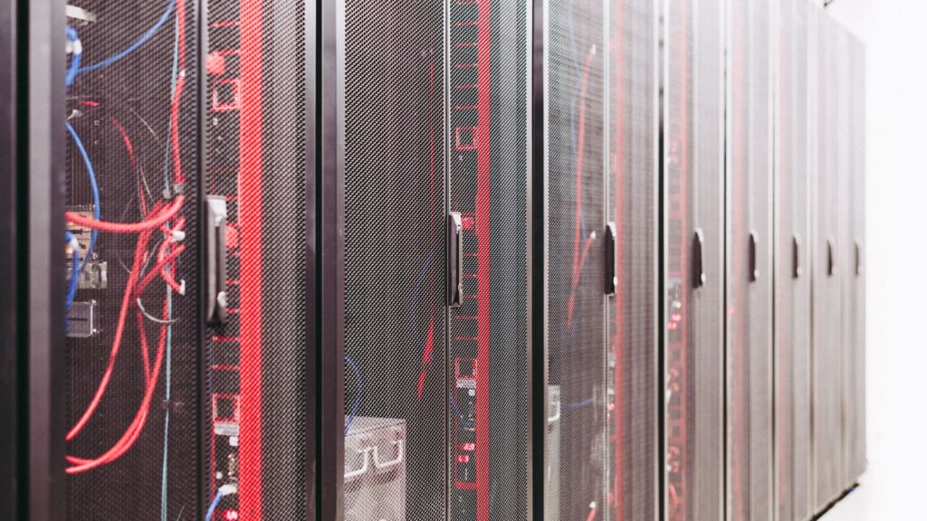 Netwerkracks voor de keuze tussen een PoE-switch en NVR met PoE-poorten