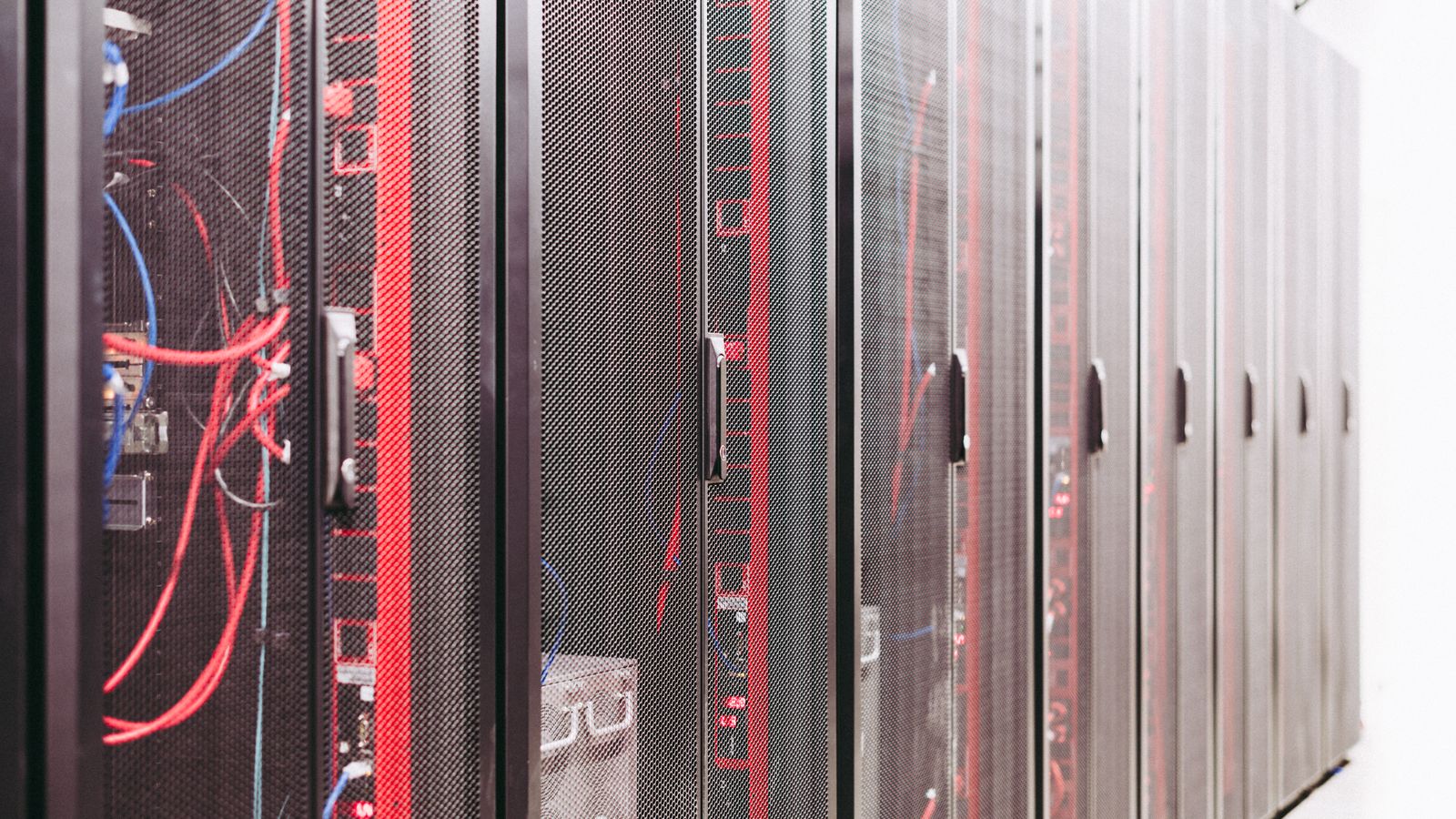 Netwerkracks voor de keuze tussen een PoE-switch en NVR met PoE-poorten