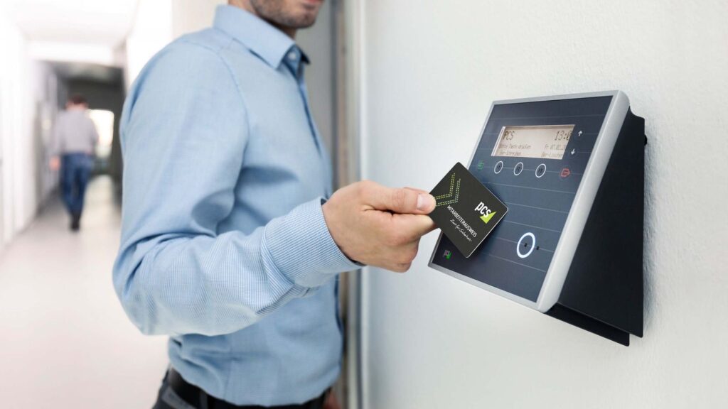 Medewerker gebruikt een toegangskaart bij elektronische toegangscontrole op kantoor