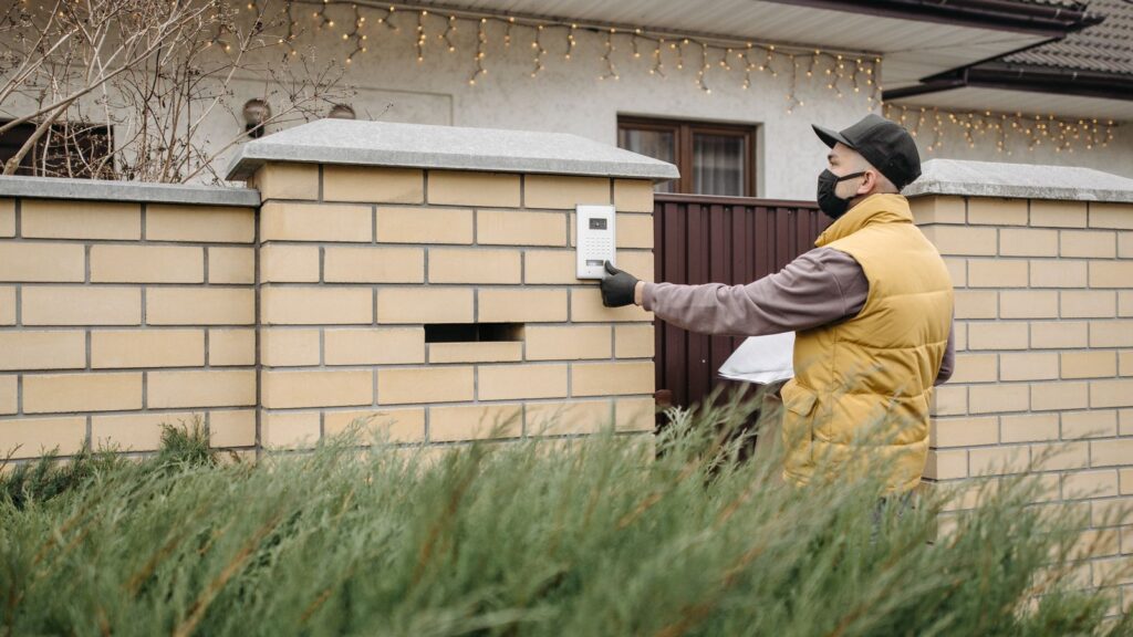 Videodeurbel bij de entree van een woning voor bezoekers en pakketbezorging