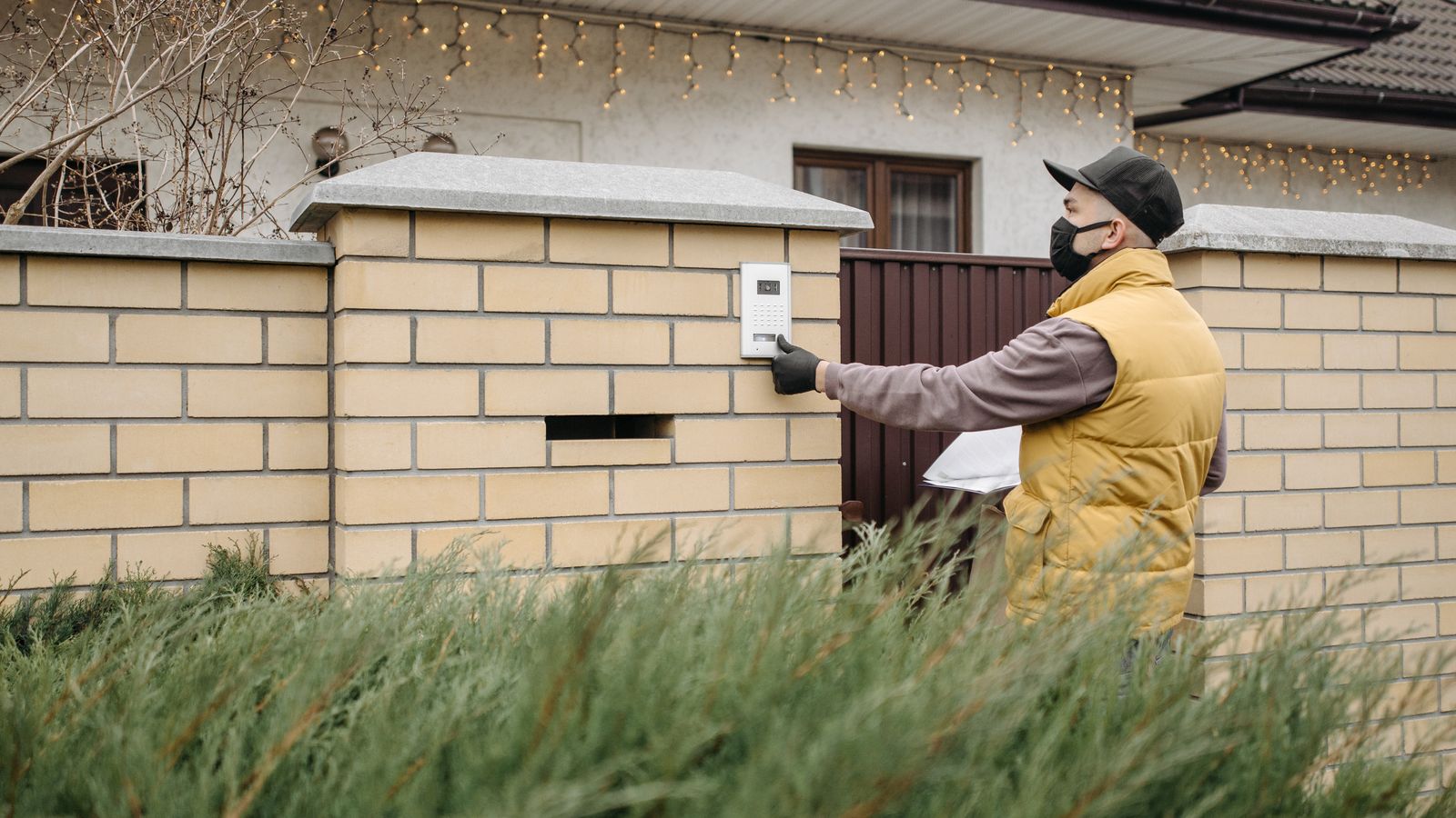 Videodeurbel bij de entree van een woning voor bezoekers en pakketbezorging