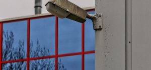 Beveiligingscamera bij bedrijfspand voor inbraakpreventie