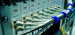 Netwerkswitch met ethernetkabels voor PoE beveiligingscamera’s