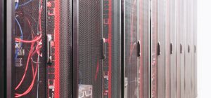 Netwerkracks voor de keuze tussen een PoE-switch en NVR met PoE-poorten