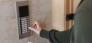 Bezoeker gebruikt een intercom als voorbeeld van een slimme videodeurbel