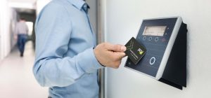 Medewerker gebruikt een toegangskaart bij elektronische toegangscontrole op kantoor