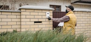Videodeurbel bij de entree van een woning voor bezoekers en pakketbezorging